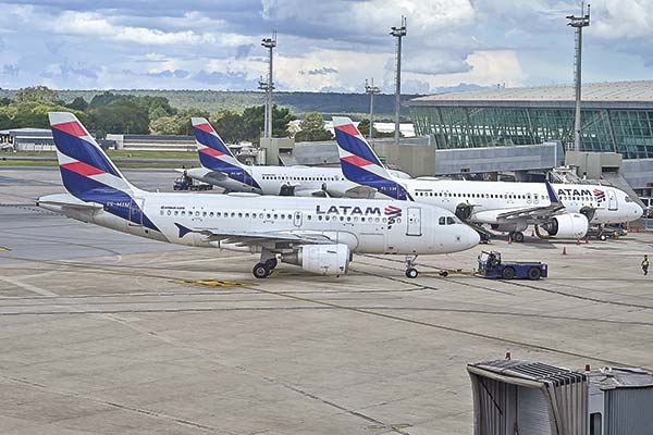<p>Latam transportó 21 millones de pasajeros entre enero y marzo de 2025. Foto: Bloomberg</p>