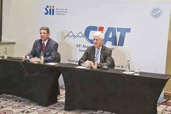 Etcheberry coincide con jefe de administraciones globales y dice que Chile debe avanzar hacia eliminar el secreto bancario con fines tributarios