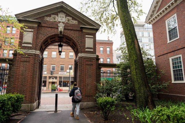 Harvard consigue un amparo temporal: universidad demandó al Gobierno de Trump por bloqueo a alumnos extranjeros