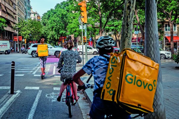 FNE pide a TDLC multa de más de US$ 74 millones a matriz de Pedidos Ya y Glovo por acuerdo de colusión internacional que afectó al mercado de repartos en Chile