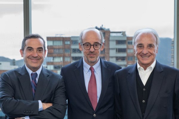 De izq a der: el CEO del DCV, Rodrigo Roblero, el presidente del directorio del DCV, Guillermo Tagle, y el director del DCV, Sergio Concha.